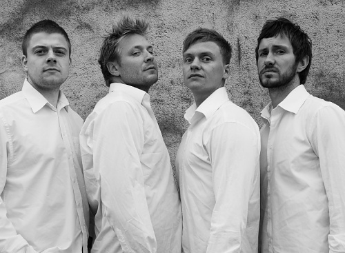 Byens Hotel — de fire medlemmer op ad en mur