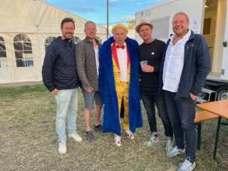 Jakob Haugaard backstage. Fire mand, fire grader af starstruck.