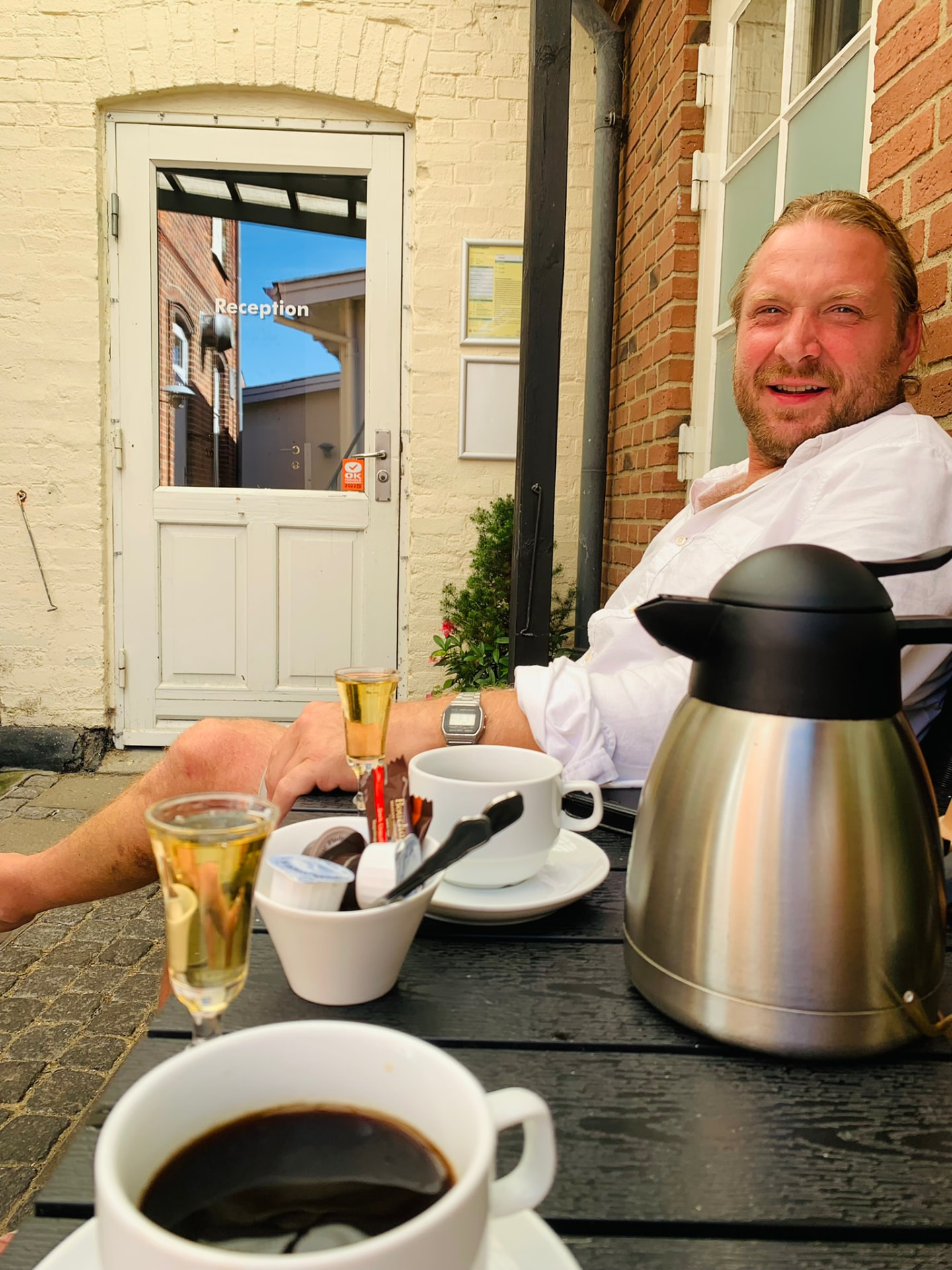 Morgenkaffe med en lille en til halsen. Rent stemmepleje.